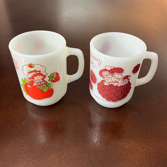 Vintage Raspberry Tart & Strawberry Shortcake Anchor Hocking Milk Glass Mugs Set - Picture 3 of 14